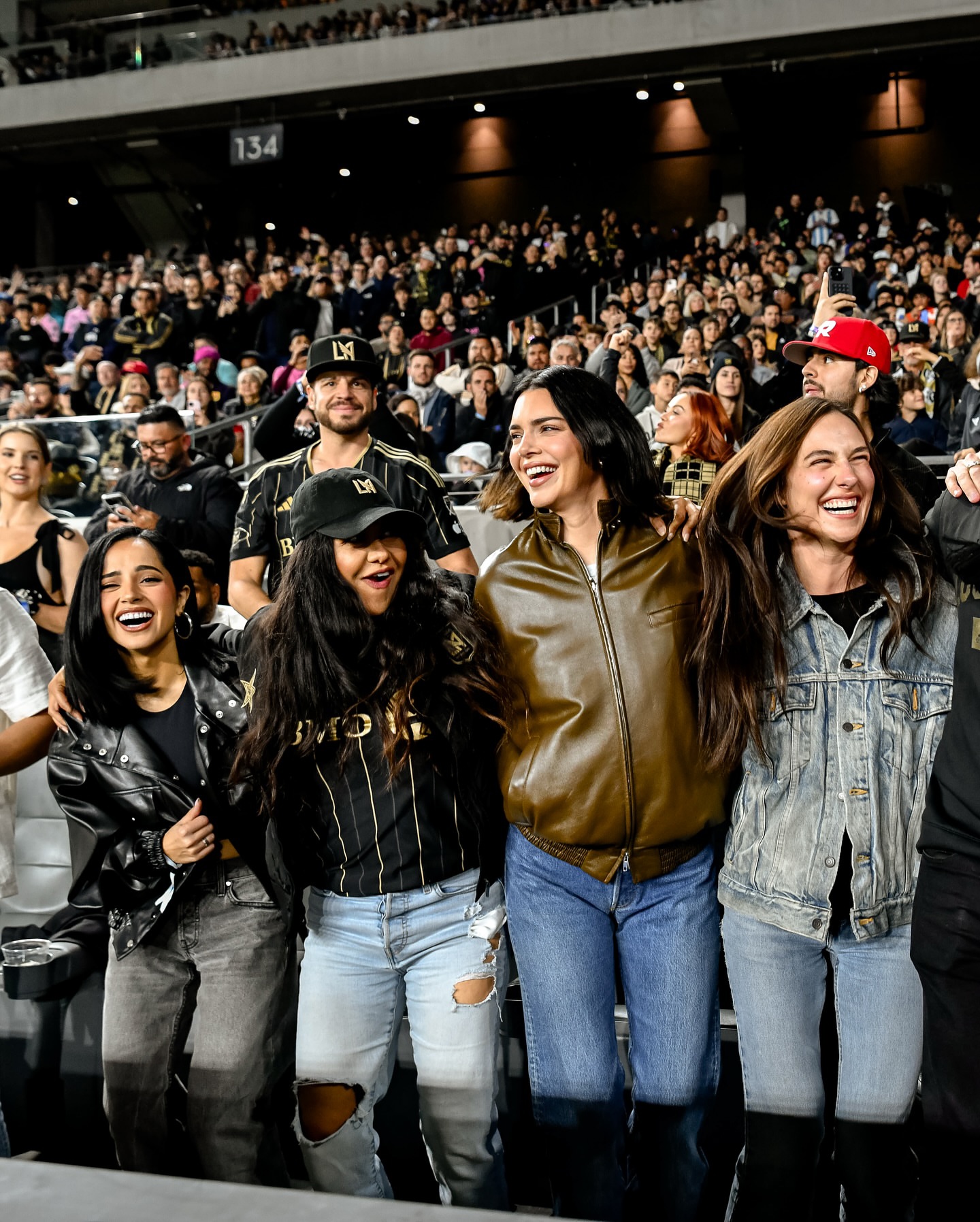 2025: Папарацци